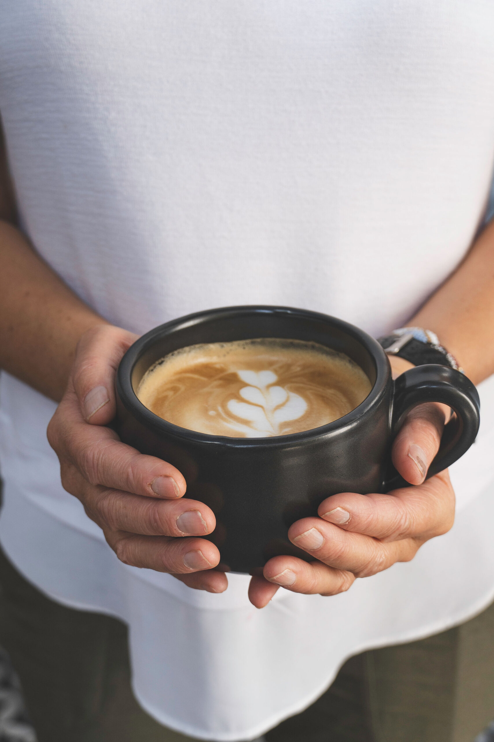 Mujer deteniendo cafe